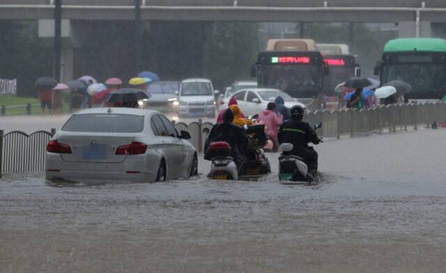 河南暴雨亲历者自述：从爷爷葬礼回来 深夜我收留了150位受灾者