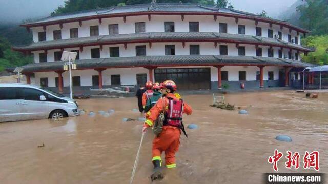 陕西洛南暴雨致19个村通讯中断 累计转移民众五万余人