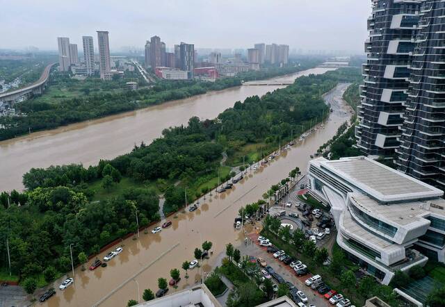 7月21日，郑州市郑东新区被水淹没的部分路段。图片来源：新华社