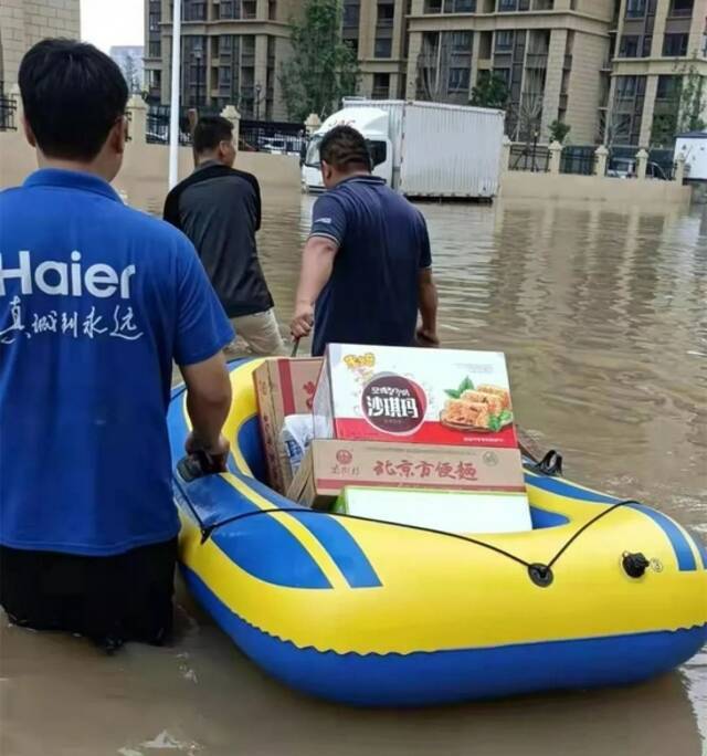 △海尔服务兵为社区居民运送生活必需品。