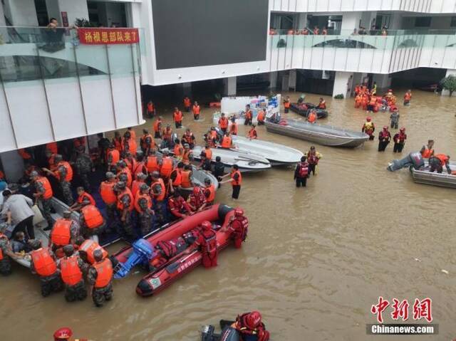 7月22日，受灾严重的郑州市阜外华中心血管病医院向外转运患者。图为救援人员用冲锋舟、皮划艇转运患者。中新社发李明明摄