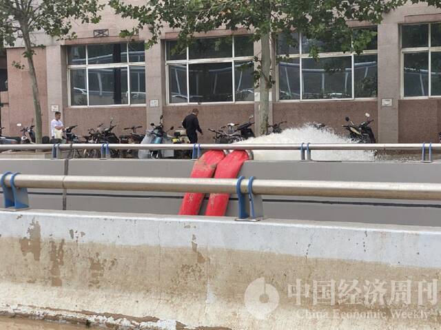 现场正使用“龙吸水”进行排水。据报道，全国共有30台“龙吸水”，22台已经来到郑州参与救援。
