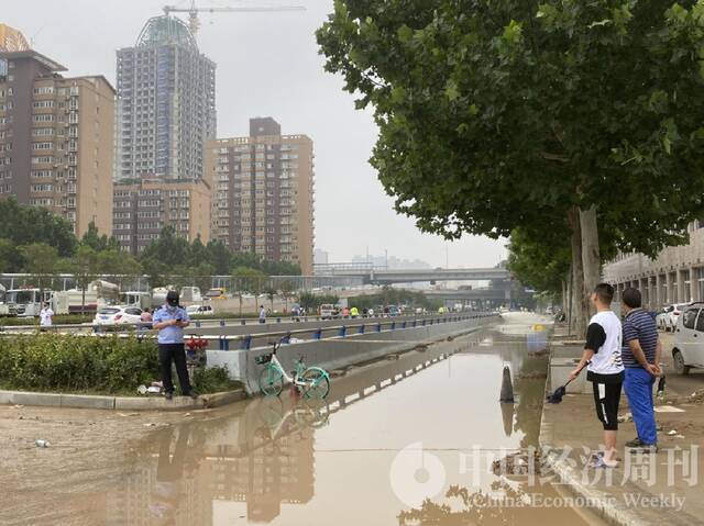 7月23日上午，京广北路隧道南口附近路段已经被拦上警戒线，不让靠近。