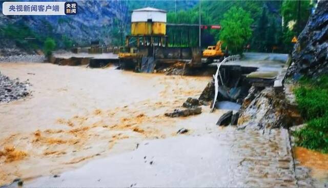 陕西洛南暴雨致多条路段受损 已转移安置群众5万多人