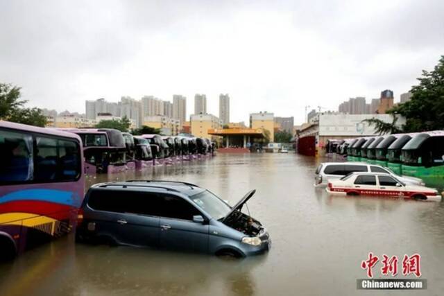  7月21日，暴雨导致郑州城区积水严重。中新社发王中举摄。图片来源：CNSPHOTO