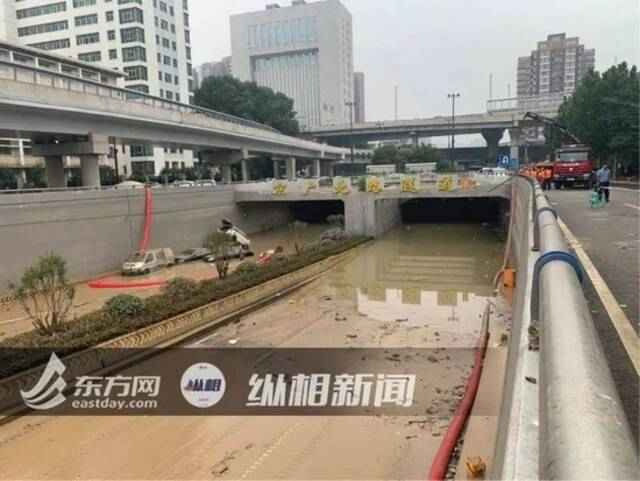 京广北路隧道亲历者：很多人最初不想出隧道 他们想躲雨