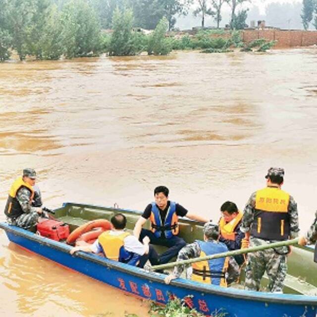 连日来，河南省新乡市遭遇暴雨袭击，部分地区公共交通受阻，群众被困。新乡市纪委监委干部冲锋一线，既督又战，守护群众生命财产安全。图为该市纪检监察干部组成突击队，前往营救受困群众。王鹏摄