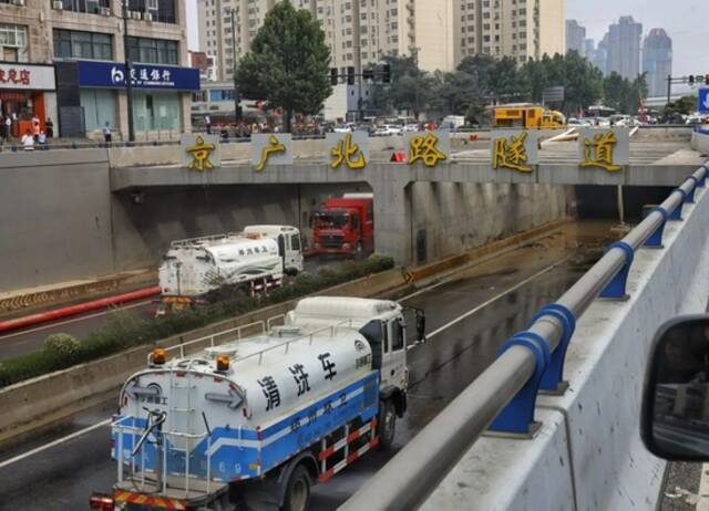 “我们逃出二十分钟后，京广北路隧道全淹了”