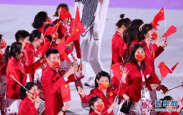 东京奥运会开幕式举行 中国体育代表团入场