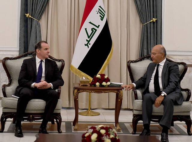 当地时间2021年7月15日，伊拉克巴格达，伊拉克总统巴尔哈姆·萨利赫与白宫中东事务协调员布雷特·麦高克会面。英国广播公司（BBC）记者Nafiseh Kohnavard在推特上宣称，美军将从伊拉克撤军。人民视觉图
