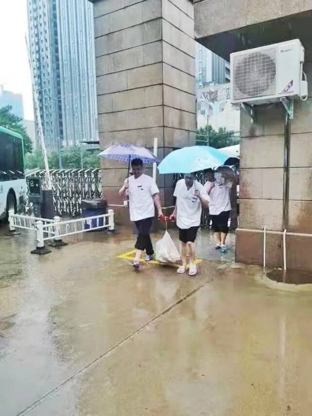 风雨中 我们守望相助