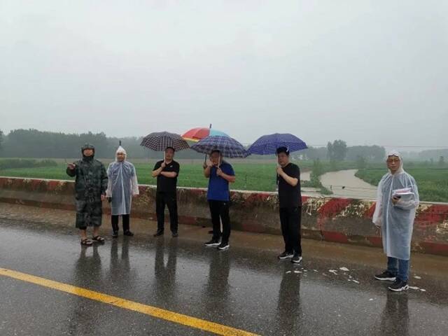 风雨中 我们守望相助