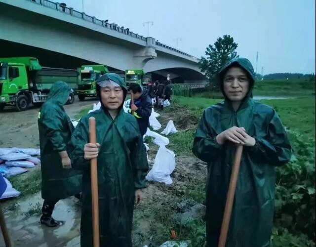 风雨中 我们守望相助