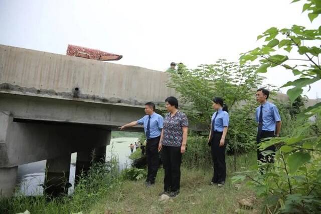 风雨中 我们守望相助