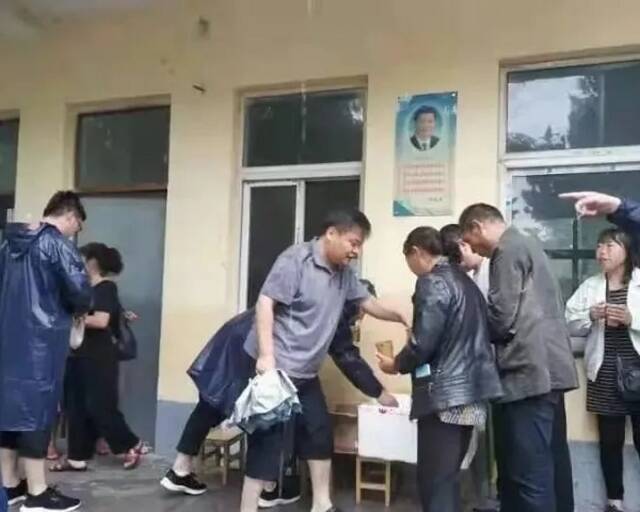 风雨中 我们守望相助