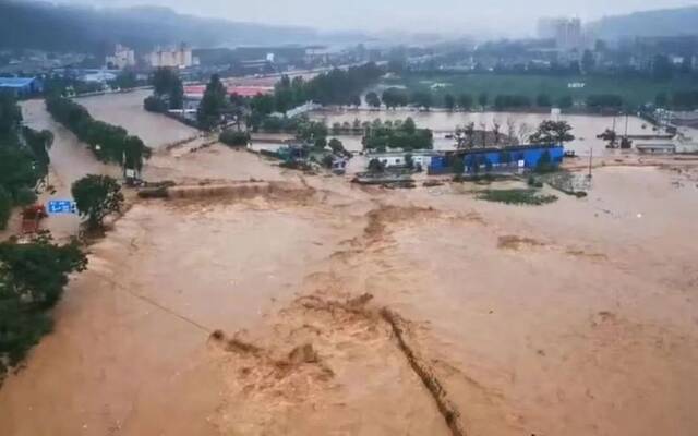 7月20日，洪水淹没下的米河镇。受访者供图