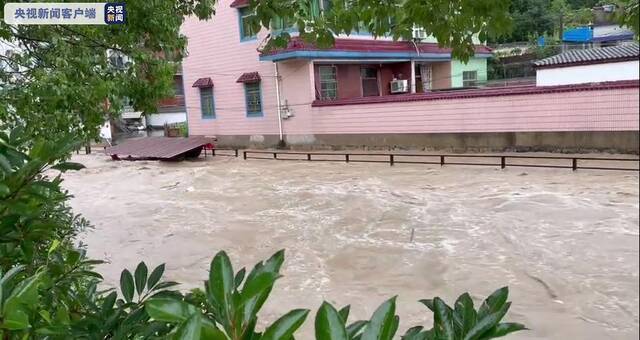 受台风“烟花”影响 浙江沿海风浪增至12级 强降雨致村庄部分住户进水