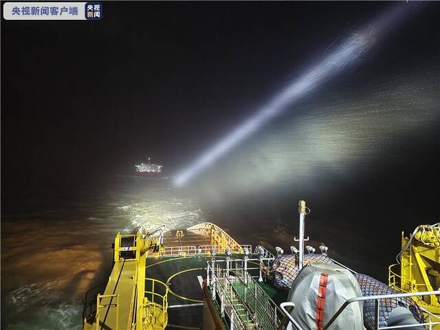 一外籍货船在长江口金山航道遇险 17名船员全部获救