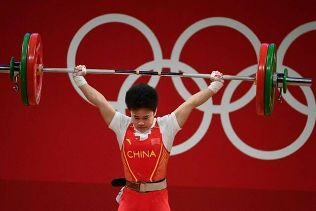 东京奥运会举重首金花落中国：侯志慧49公斤女举夺冠