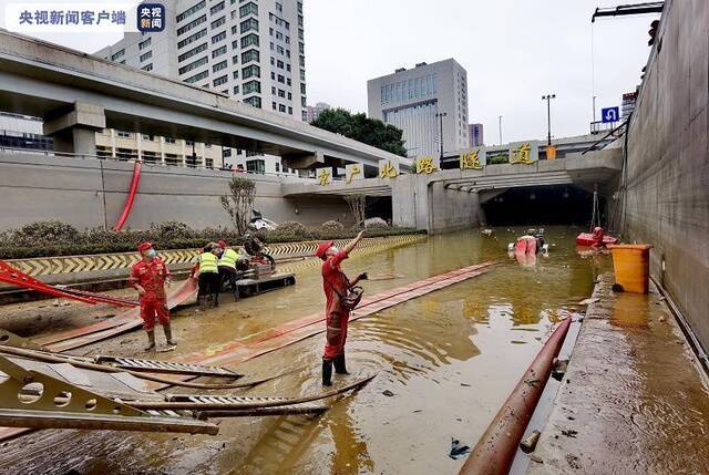 被暴雨淹没的郑州京广路隧道预计今日可完成抽水工作