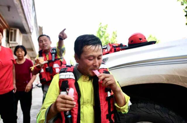 “太爽了，救命了！”酷暑中救援人员吃到冰棍