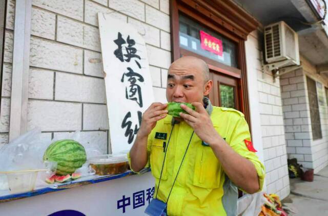 “太爽了，救命了！”酷暑中救援人员吃到冰棍