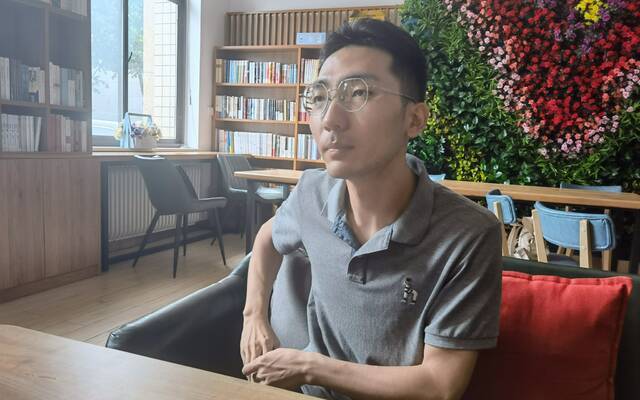 地铁5号线里跪地救人的医生：只要愿意帮助别人，就会成为英雄