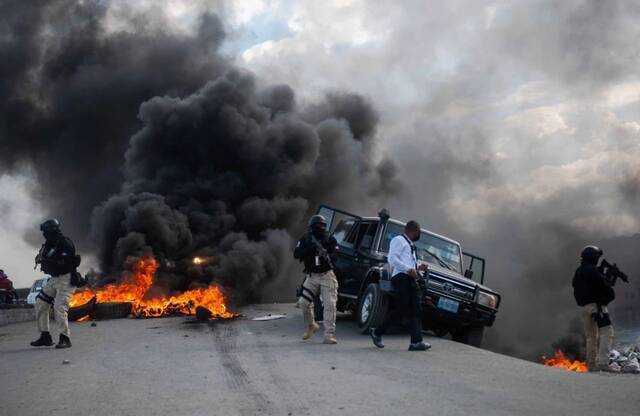 海地总统葬礼上现骚乱，抗议者：他遇害时警察在哪儿？