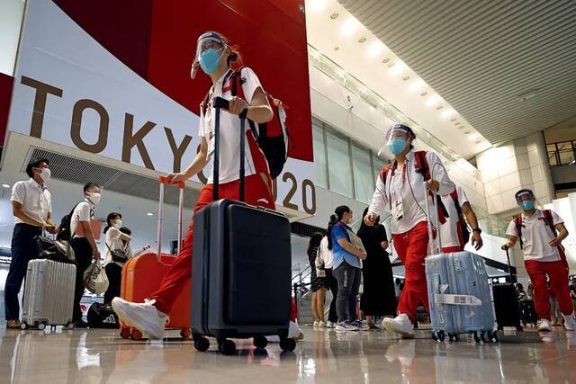 7月19日，参加东京奥运会的中国体育代表团成员陆续抵达东京。摄影/本刊记者韩海丹