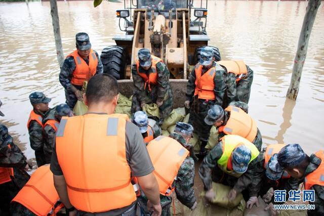 这是空军航空兵某旅官兵在贾鲁河中牟段执行堤坝加固任务。