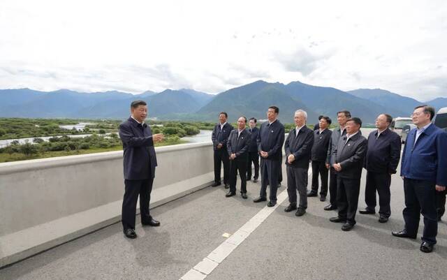 7月21日上午，习近平在林芝尼洋河大桥考察雅尼湿地。新华社记者李学仁摄