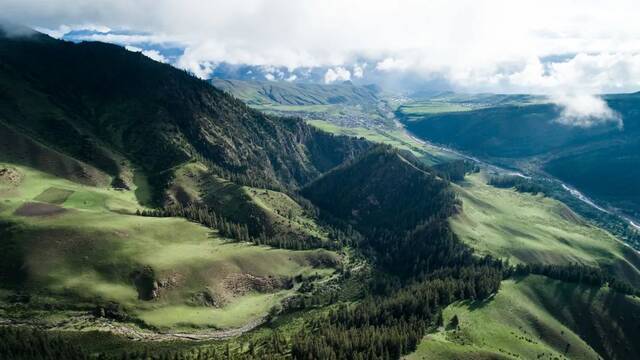 这是2019年6月22日拍摄的祁连山（无人机照片）。新华社记者吴刚摄