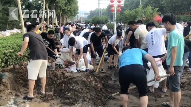 视频｜卫河出现漫堤险情 他们自发建起临时“大坝”...