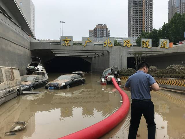 7月23日，京广北路隧道还有多辆汽车泡在水中，隧道内水位已经下降到1.2米至1.5米。新京报记者聂辉摄