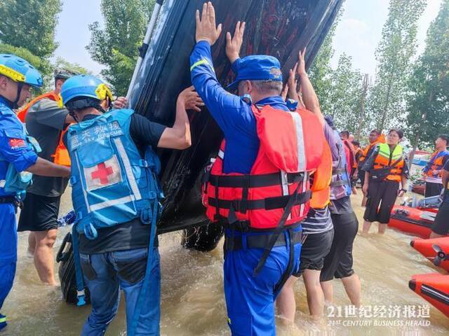 直击新乡救援现场：千人受困失联四日 高压线成最大拦路虎