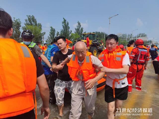 直击新乡救援现场：千人受困失联四日 高压线成最大拦路虎