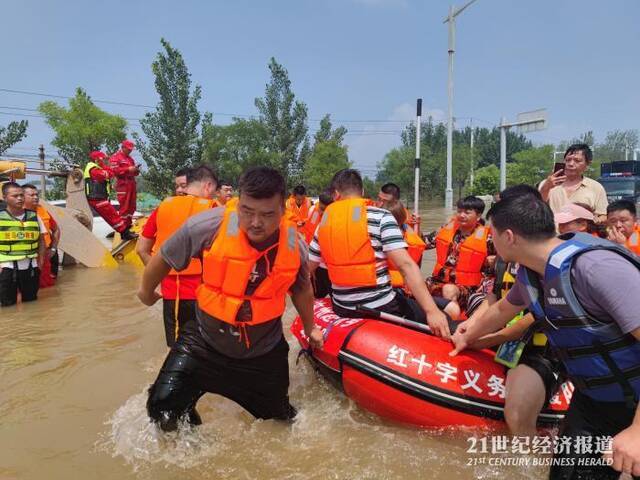 直击新乡救援现场：千人受困失联四日 高压线成最大拦路虎