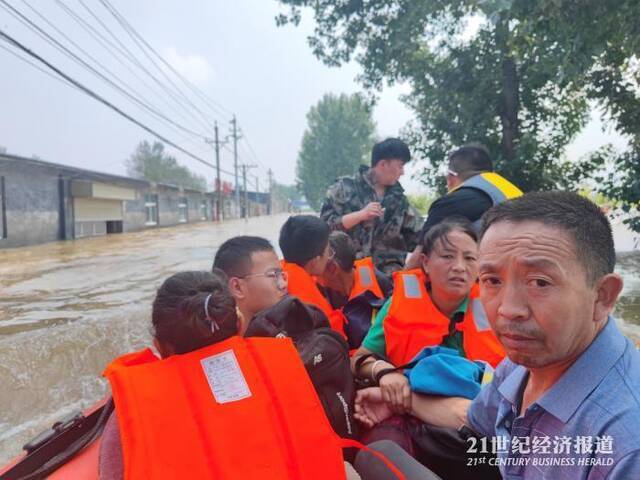 直击新乡救援现场：千人受困失联四日 高压线成最大拦路虎