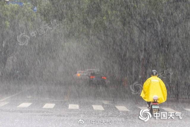 台风“烟花”登陆浙江舟山普陀沿海 中心附近最大风力13级