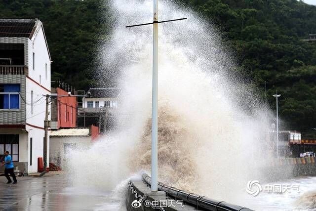 台风“烟花”登陆浙江舟山普陀沿海 中心附近最大风力13级