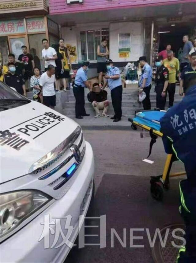 沈阳一男子当街捅伤两人 民警现场将其控制