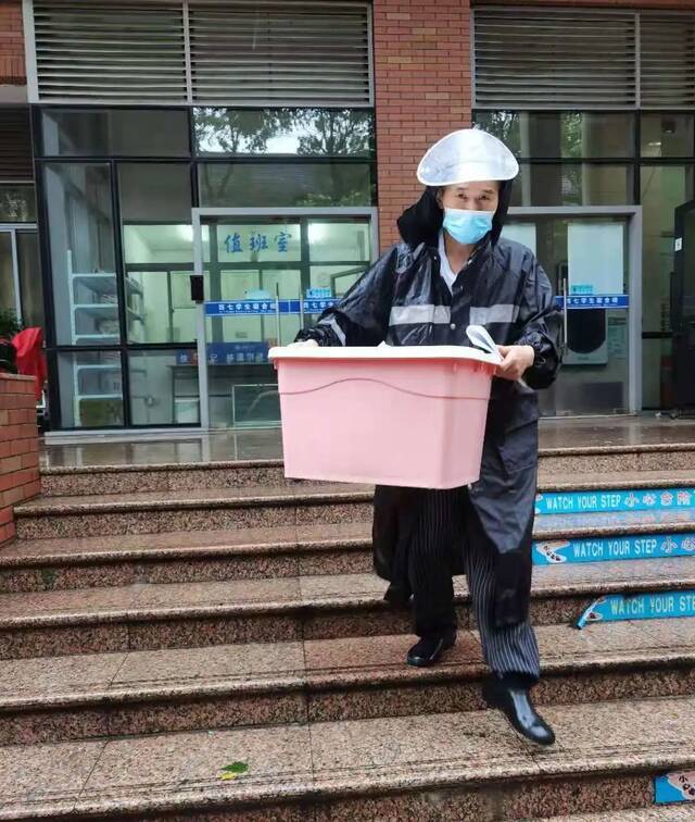 台风“烟花”登陆 上海师大为在校师生提供送餐服务