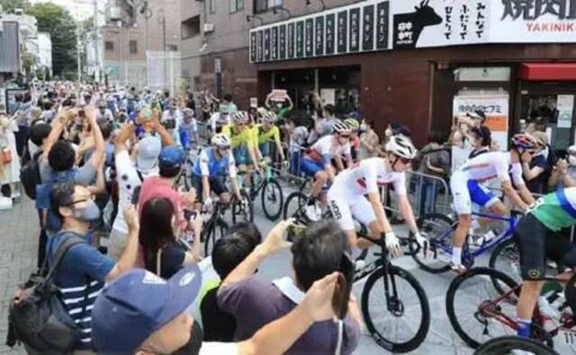 东京都民众聚集观看公路自行车赛（图片来源：日媒）
