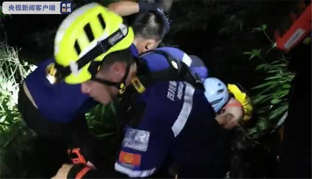 四川乐山3名游客溯溪被困 2人获救1人死亡