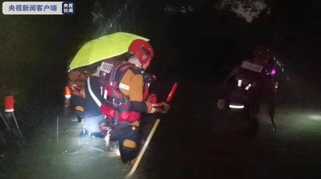 台风“烟花”带来强降雨 浙江宁波城区江水倒灌 消防彻夜救援