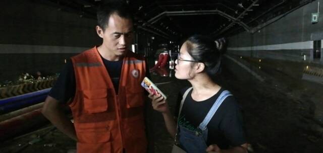 正观新闻记者今晨在京广隧道采访
