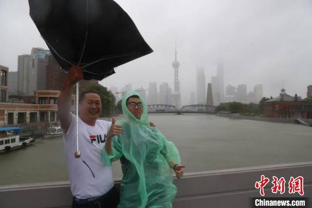 民众任性出游，体验风雨。张亨伟摄