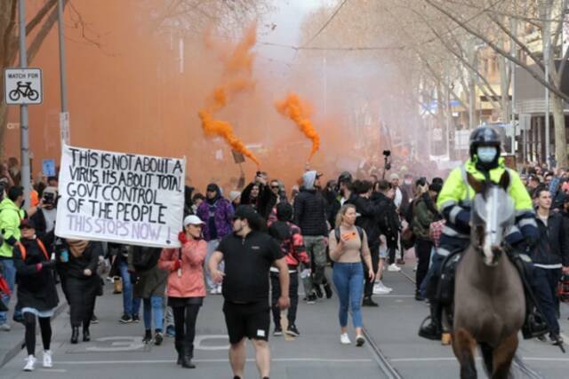 警察在悉尼抓捕抗议者（图源：外媒）