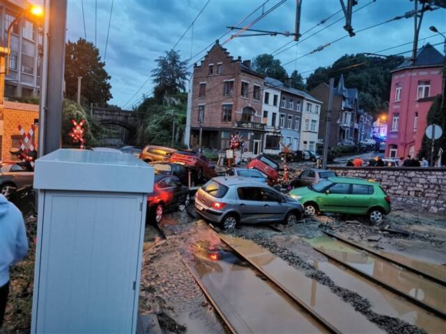 △比利时那慕尔市小镇迪南24日晚暴雨过后场景