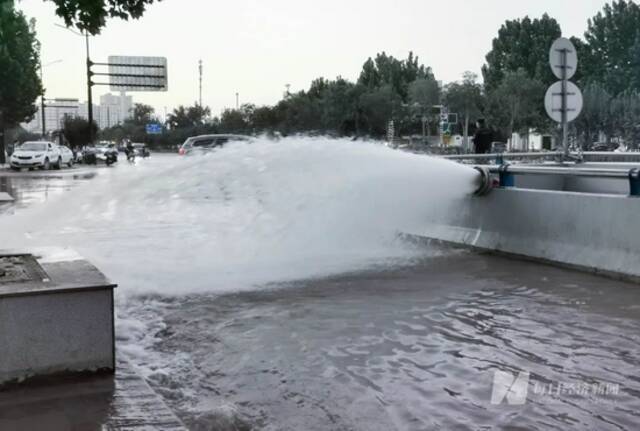 京广北路隧道某处出口正在排水图片来源：每经记者韩阳摄